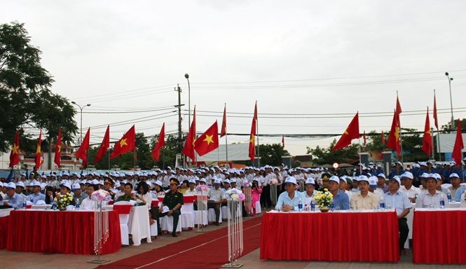 Các đại biểu tham dự lễ mít tinh.