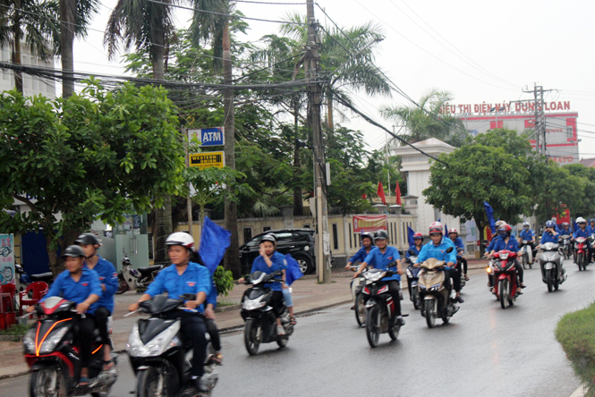 Các đoàn viên, thanh niên thị xã Ba Đồn tham gia diễu hành.