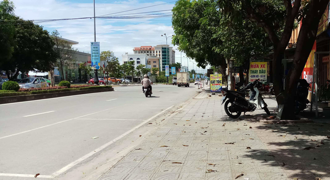 Thực hiện phong trào thi đua xây dựng đô thị văn minh, người dân đã đóng góp kinh phí để xây dựng vỉa hè ở đường Hữu Nghị