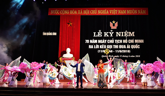 Một tiết mục văn nghệ chào mừng lễ kỷ niệm 70 năm Ngày Bác Hồ ra lời kêu gọi thi đua ái quốc