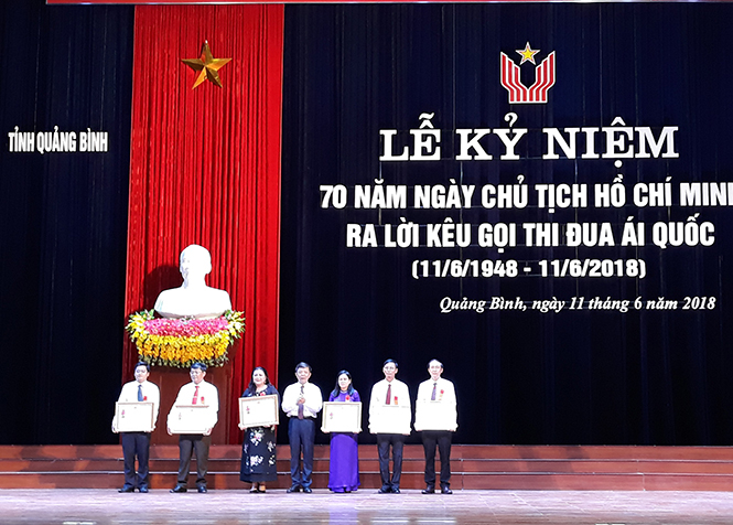 Thừa ủy quyền của Chủ tịch nước, đồng chí Nguyễn Hữu Hoài đã trao tặng Huân chương Lao động cho các tập thể, cá nhân có thành tích xuất sắc trong thực hiện các phong trào thi đua yêu nước