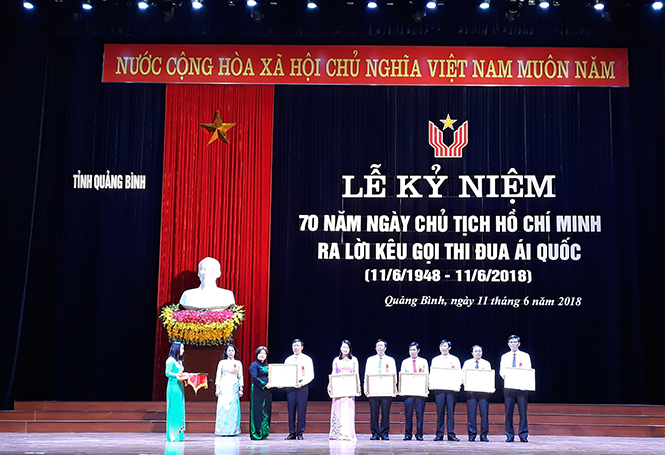 Đồng chí Nguyễn Thị Thanh Hương, trao bằng khen của Thủ tướng Chính phủ cho các điển hình