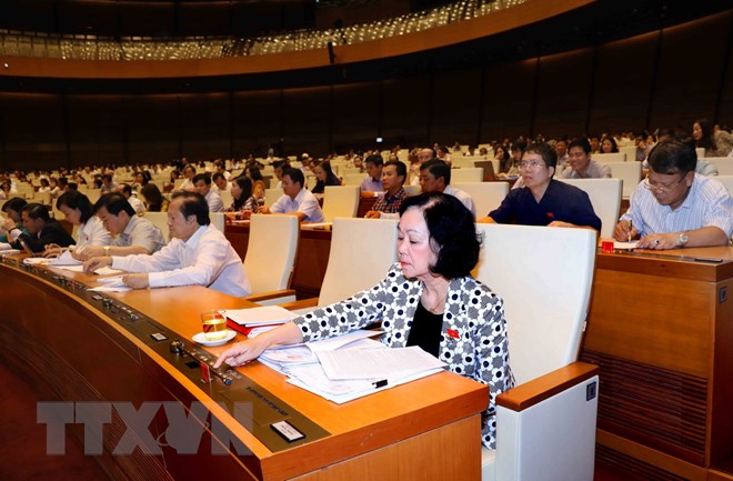 Đại biểu Quốc hội biểu quyết thông qua Nghị quyết về Chương trình xây dựng luật, pháp lệnh năm 2019, điều chỉnh Chương trình xây dựng luật, pháp lệnh năm 2018. (Ảnh: Phương Hoa/TTXVN)