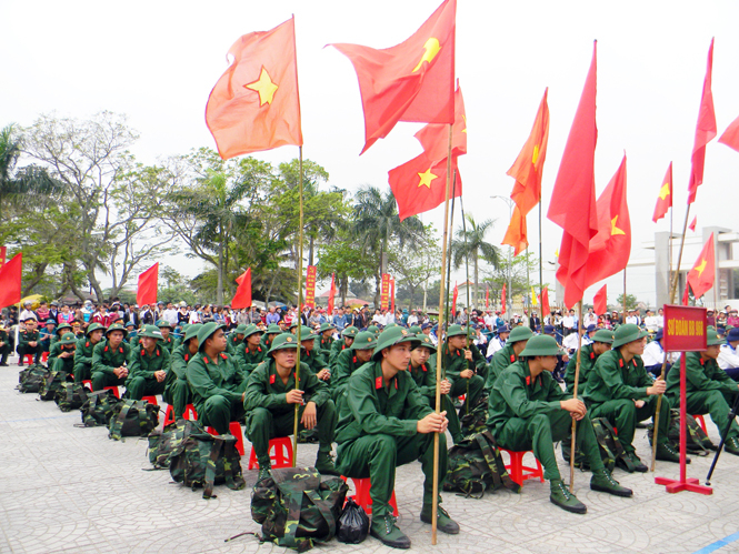 Tuổi trẻ huyện Lệ Thủy hăng hái nhập ngũ tham gia bảo vệ Tổ quốc.