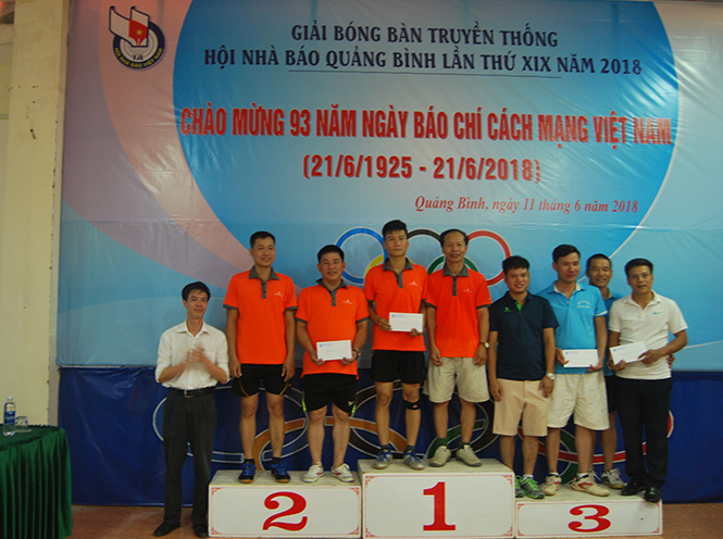 Các đôi VĐV nam nhân giải thưởng. 