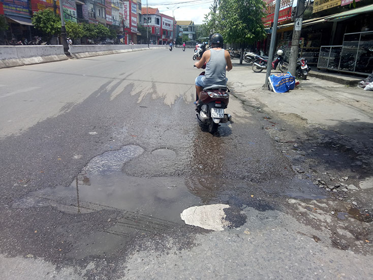 Vũng nước tồn đọng đã nhiều tháng, gây mất an toàn cho người tham gia giao thông.