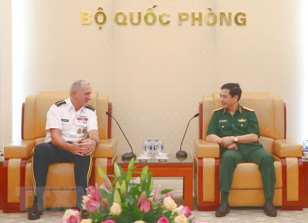 Thượng tướng Phan Văn Giang tiếp Tư lệnh Bộ Tư lệnh Lục quân Thái Bình Dương Hoa Kỳ, Đại tướng Robert B.Brown. (Ảnh: Khổng Minh Khánh/TTXVN)