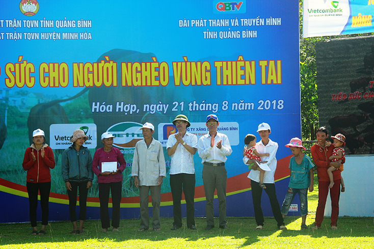 Đại diện đơn vị tổ chức trao quà cho hai gia đình.