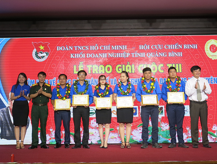 Trao giải cho các tập thể đạt thành tích cao trong cuộc thi “Tìm hiểu về thân thế, cuộc đời và sự nghiệp cách mạng của Đại tướng Võ Nguyên Giáp”