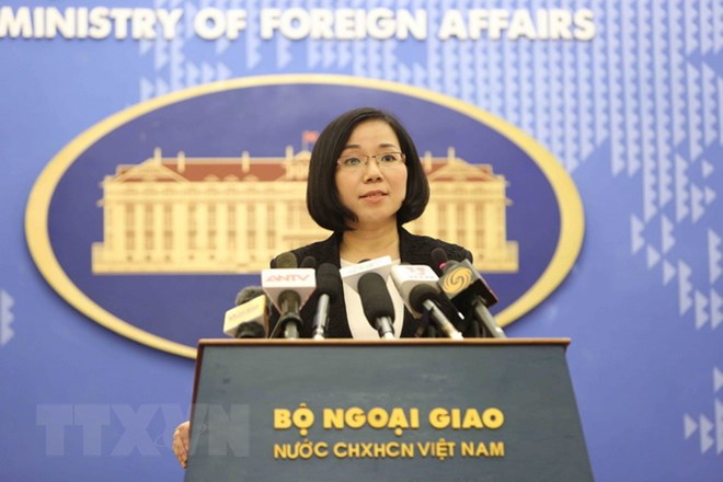 Phó Phát ngôn Nguyễn Phương Trà trả lời câu hỏi của phóng viên các cơ quan thông tấn, báo chí. (Ảnh: Dương Giang/TTXVN)
