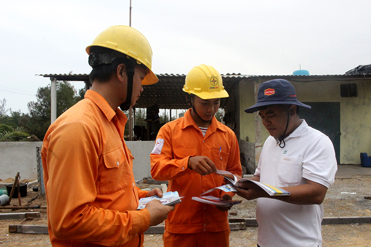 Phát tờ rơi tuyên truyền tiết kiệm điện cũng là một hoạt động thể hiện nét văn hóa công sở của PC Quảng Bình.