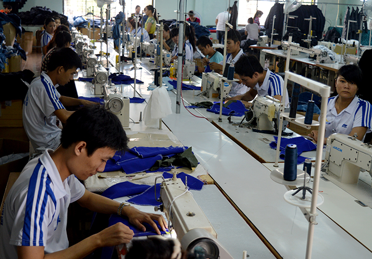 Nhiều công ty may trên địa bàn luôn trong tình trạng thiếu lao động, trong khi lực lượng TNNT thất nghiệp còn rất nhiều.