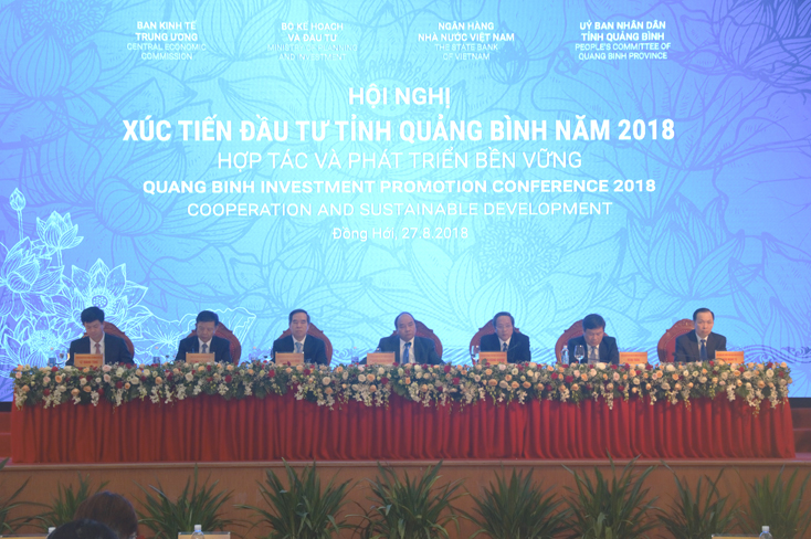 Các đại biểu chủ trì hội nghị.