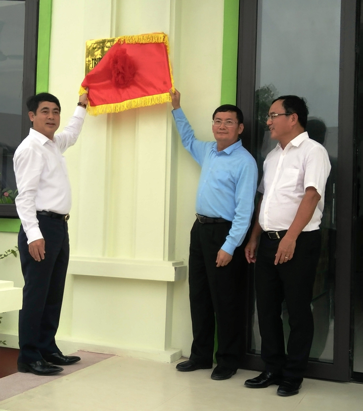 Các đại biểu tham gia rút dãi biểu trương khánh thành Trường Mầm non Tân Ninh, huyện Quảng Ninh