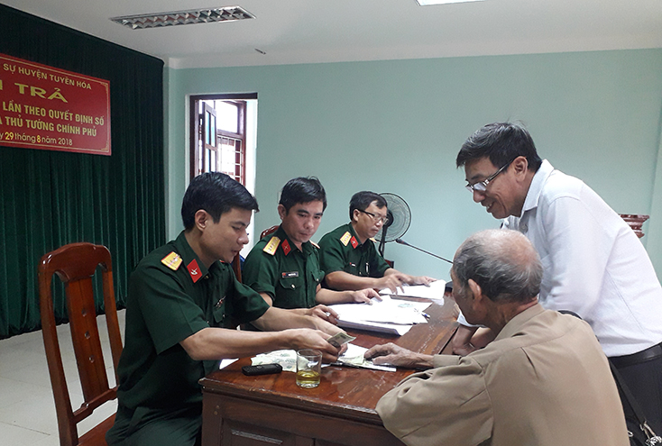  Ban CHQS Tuyên Hóa chi trả trợ cấp cho các đối tượng chính sách.