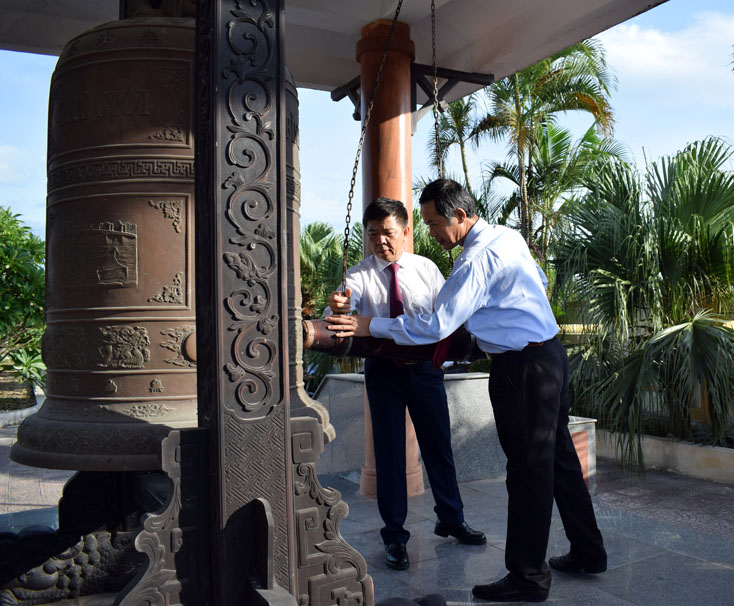 Trần Công Thuật, Phó Bí thư Thường trực Tỉnh ủy, Trưởng đoàn đại biểu Quốc hội tỉnh; Nguyễn Hữu Hoài, Phó Bí thư Tỉnh ủy, Chủ tịch UBND tỉnh thỉnh chuông trước lễ dâng hương