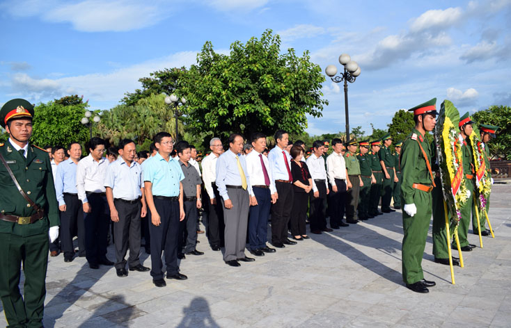Các đồng chí lãnh đạo tỉnh, các đại biểu và toàn thể cán bộ, nhân dân đã đến viếng, đặt vòng hoa tưởng nhớ các Anh hùng liệt sỹ.