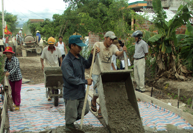 Hội CCB xã Gia Ninh tham gia bê tông hóa giao thông nông thôn.