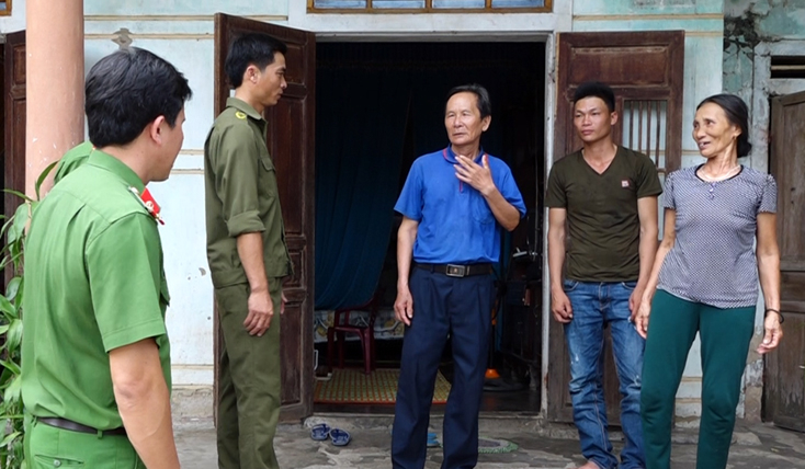 Lực lượng Công an đến thăm hỏi, động viên gia đình có người thân được đặc xá, tha tù trước thời hạn có điều kiện.