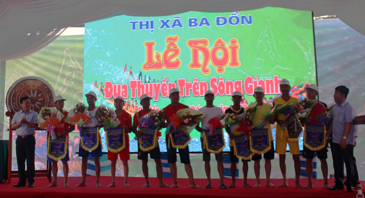 Đại diện lãnh đạo thị xã Ba Đồn trao cờ lưu niệm cho các đội tham dự giải.