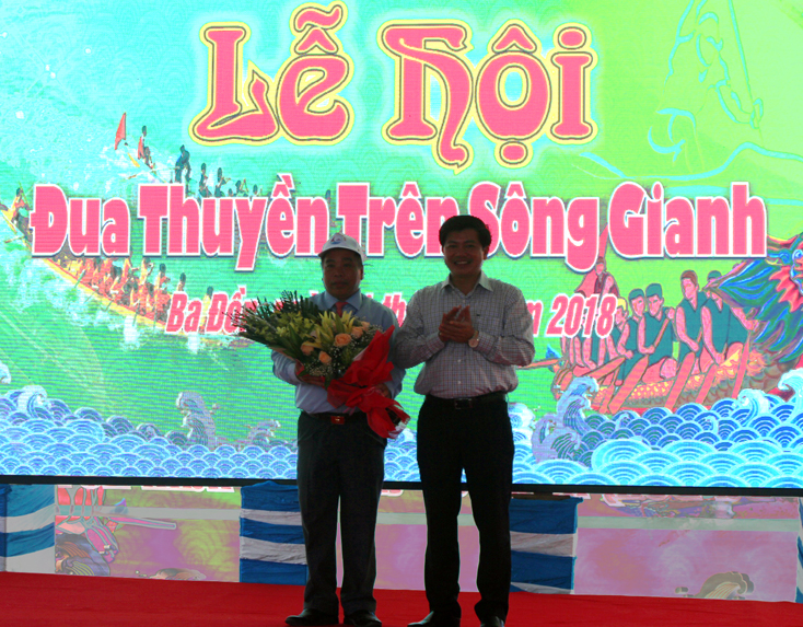 Đồng chí Trần Vũ Khiêm, Giám đốc Sở Văn hoá, Thể thao tặng hoa cho Ban tổ chức giải.