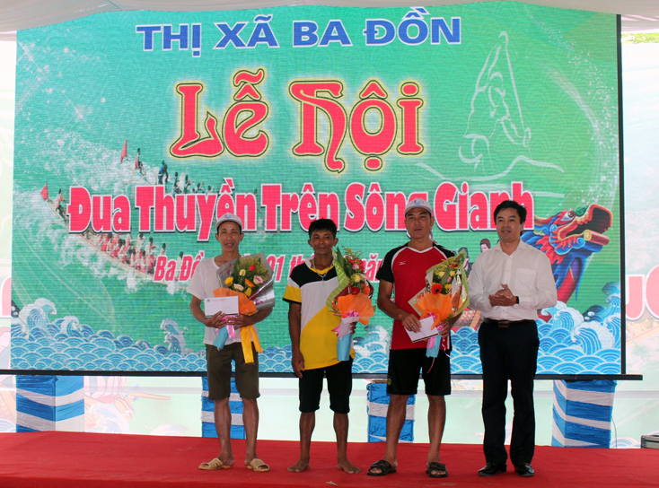 Nhà tài trợ (Trung tâm Tư vấn đào tạo và cung ứng nhân lực quốc tế HAJKO) trao thưởng cho các đội nhất, nhì, ba.