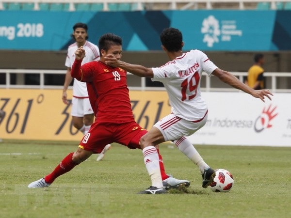 Pha tranh bóng giữa Quang Hải và cầu thủ Olympic UAE. (Ảnh Hoàng Linh/TTXVN)