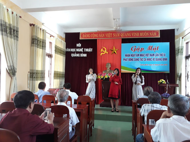 Các hội viên Phân hội âm nhạc đang trình bày ca khúc hay về Quảng Bình do các nhạc sĩ người Quảng Bình sáng tác