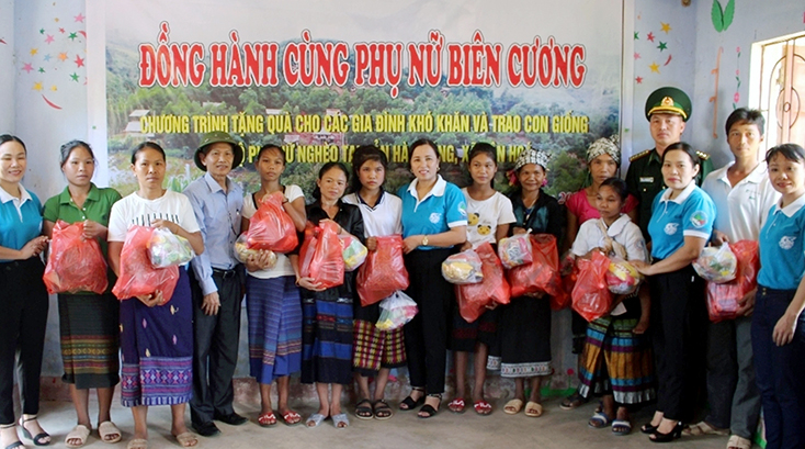 Hội LHPN thành phố Đồng Hới trao tặng quà cho các gia đình phụ nữ nghèo ở xã Dân Hóa (Minh Hóa).
