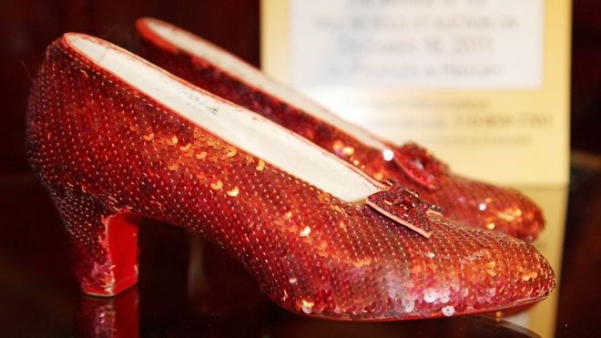Đôi dép huyền thoại của cô bé Dorothy Gale trong bộ phim nổi tiếng nước Mỹ  