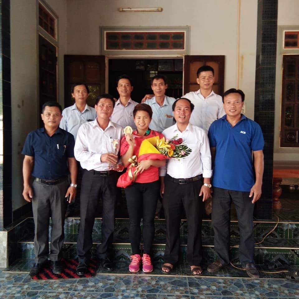 Biết Ngọc về thăm nhà, lãnh đạo và người dân xã Đồng Hóa đến chúc mừng 