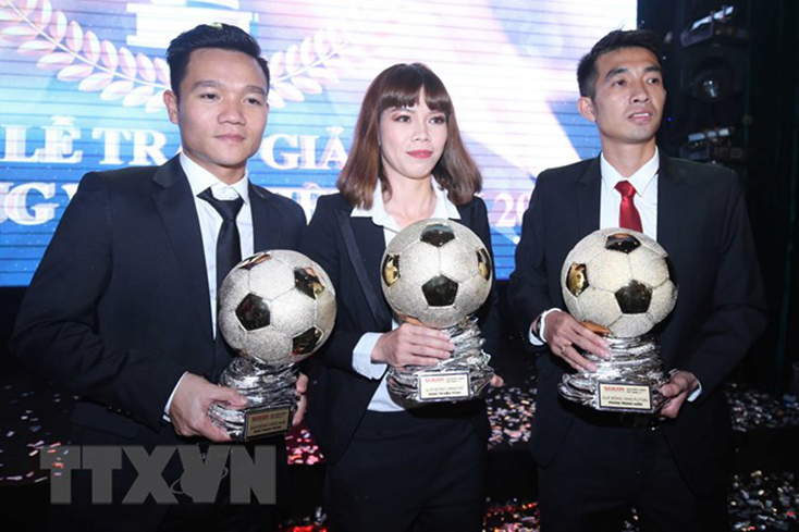 Ba Quả bóng Vàng năm 2017 ở các hạng mục: Bóng đá nam, Bóng đá nữ và Futsal. (Ảnh: Quang Nhựt/TTXVN)