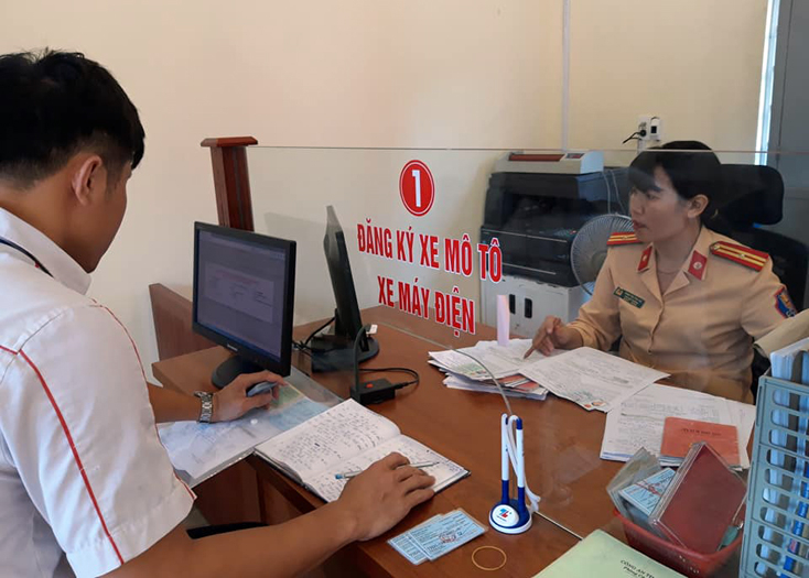 Công tác cải cách thủ tục hành chính được thực hiện ở Công an huyện Tuyên Hóa góp phần thực hiện nhanh, gọn các thủ tục cho người dân      HÌNH ẢNH ĐÍNH KÈM      Hình đính kèm bài ... - Hình 2 Tải