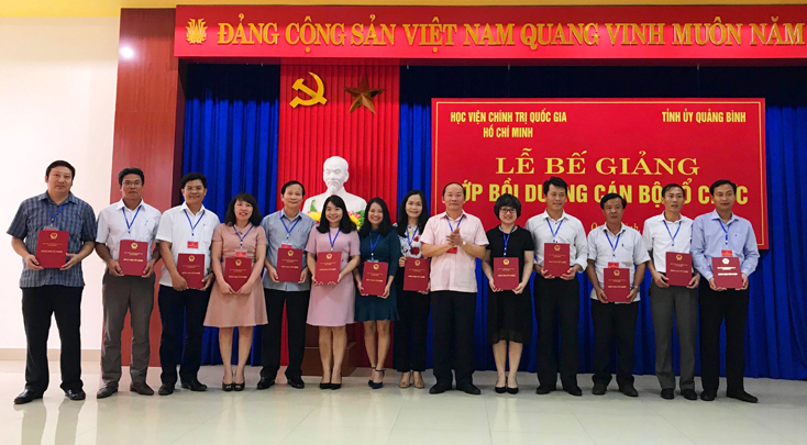 Đồng chí Trần Xuân Vinh, Uỷ viên Ban Thường vụ, Trưởng ban Tổ chức Tỉnh ủy trao giấy chứng nhận hoàn thành khoá bồi dưỡng cho các học viên