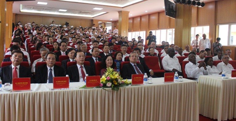 Các đồng chí Đoàn công tác cấp cao hai nước và lãnh đạo tỉnh tại buổi gặp mặt cán bộ, y bác sĩ Bệnh viện