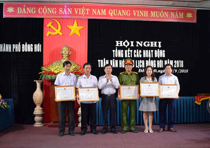 Thay mặt lãnh đạo tỉnh, đồng chí Hoàng Đình Thắng, Chủ tịch UBND TP. Đồng Hới trao Bằng khen của UBND tỉnh cho các tập thể và cá nhân có thành tích xuất sắc trong công tác tổ chức Tuần Văn hóa - Du lịch Đồng Hới năm 2018.