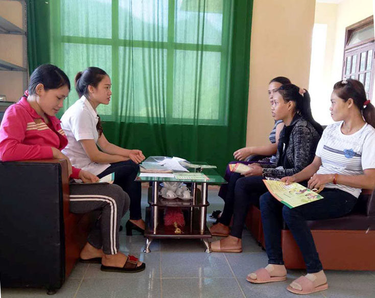 Tư vấn trực tiếp giúp người dân hiểu rõ hơn những lợi ích mà sàng lọc trước sinh và sơ sinh mang lại.