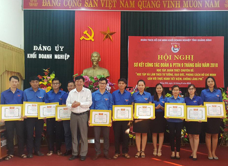Lãnh đạo Đảng ủy, Đoàn khối Doanh nghiệp trao thưởng cho các tập thể, cá nhân có thành tích xuất sắc trong công tác đoàn và phong trào thanh niên 9 tháng đầu năm
