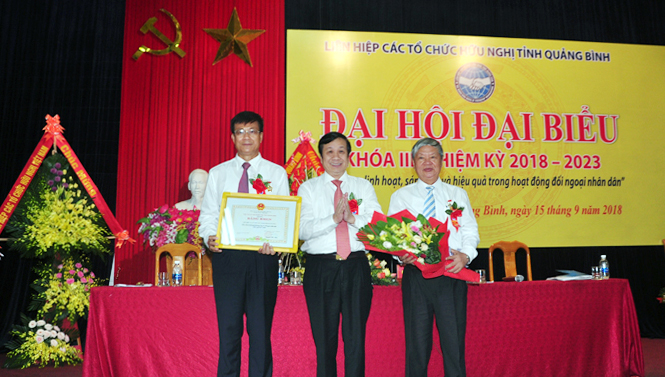 Đồng chí Nguyễn Xuân Quang, Uỷ viên Ban Thường vụ Tỉnh ủy, Phó Chủ tịch UBND tỉnh trao bằng khen của Chủ tịch UBND tỉnh cho LHCTCHN tỉnh.