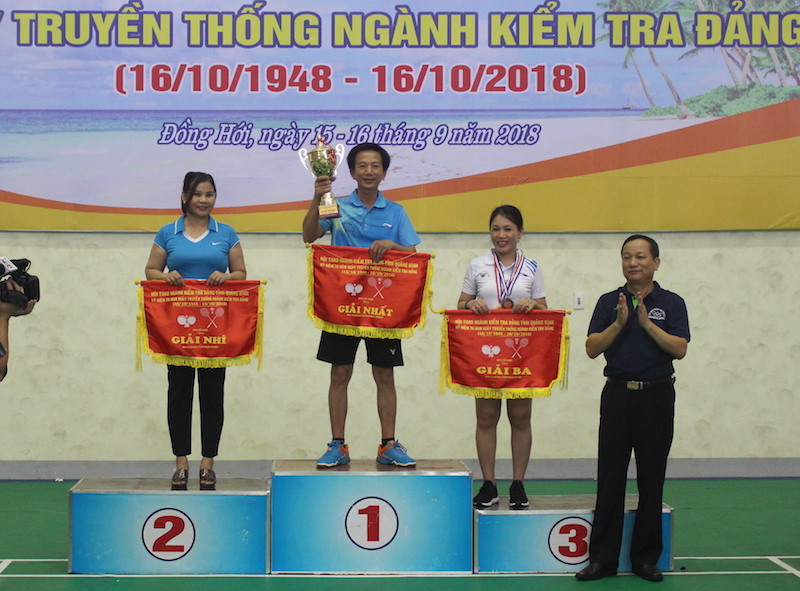Đồng chí Chủ nhiệm Uỷ ban Kiểm tra Tỉnh uỷ trao thưởng cho các đội đạt giải toàn đoàn 