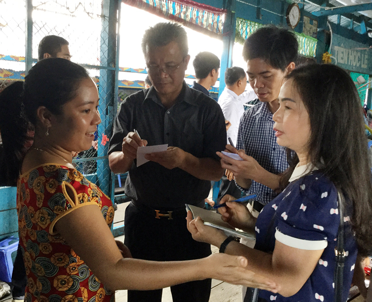 7. Các nhà báo Việt Nam tác nghiệp tại Trường tiểu học Việt Nam, ở làng Việt Nam trên Biển Hồ.