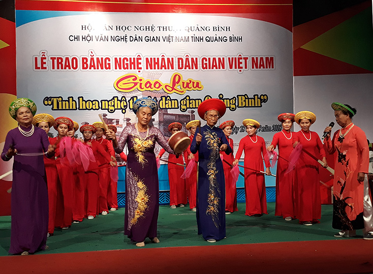 Diễn xướng Hò chèo cạn do Câu lạc bộ Đàn hát dân ca xã Đức Trạch (Bố Trạch) biểu diễn