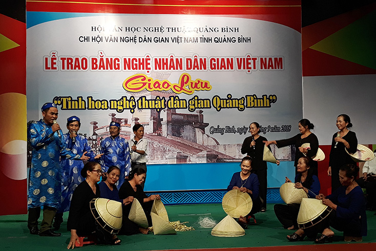 Câu lạc bộ hò phường nón làng Thổ Ngọa (Quảng Thuận, Ba Đồn) thể hiện không gian văn hóa làng nghề trên sân khấu