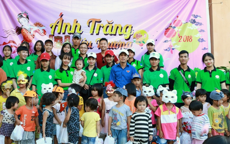 CLB thiện nguyện Nét bút xanh miền Trung trao quà trung thu cho các em thiếu nhi tại xã Kim Thủy (Lệ Thủy).