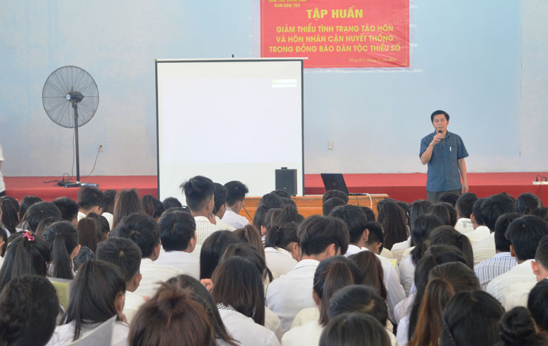 Những hệ lụy của nạn tảo hôn và hôn nhân cận huyết thống được các chuyên gia truyền tải trực tiếp đến với các em.