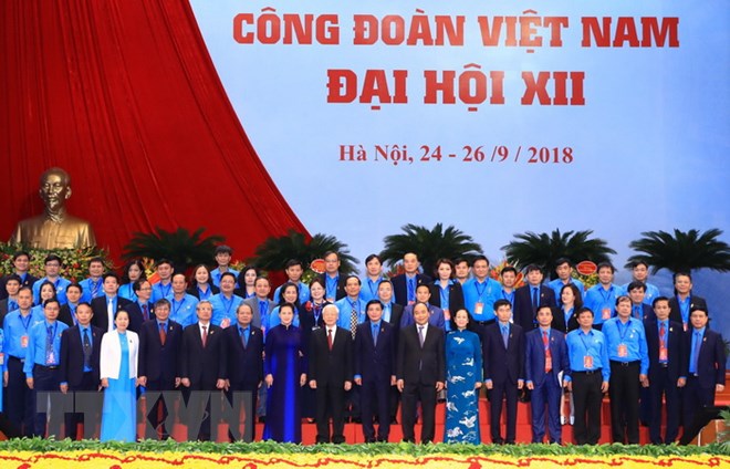 Các đồng chí lãnh đạo Đảng, Nhà nước chụp ảnh chung với các đại biểu. (Ảnh: Thống Nhất/TTXVN)