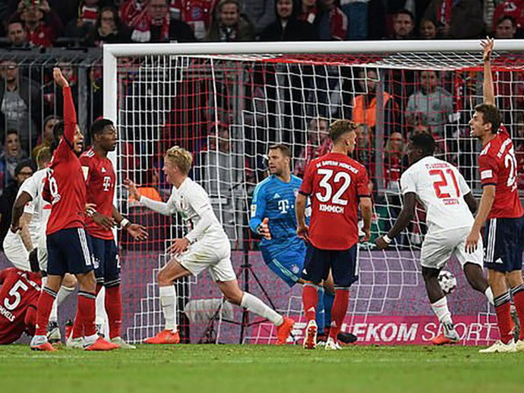 Bayern Munich (áo đỏ) để cho Augsburg cầm hòa ngay tại sân nhà. (Nguồn: Reuters)