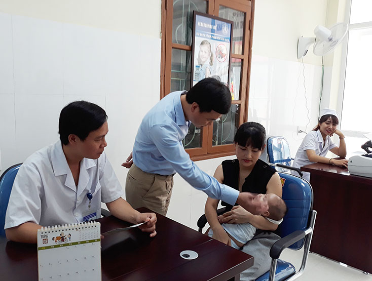  Cán bộ Trung tâm y tế dự phòng đang thực hiện tiêm chủng và tư vấn sức khỏe cho trẻ nhỏ tại đơn vị. 