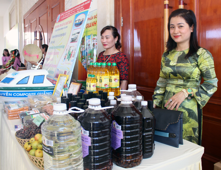 Gian hàng rượu ngâm và bánh mè xát Tân An (Quảng Bình).