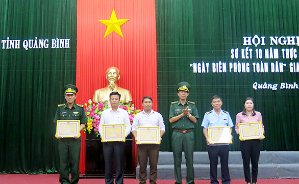 Lãnh đạo Bộ chỉ huy Bộ đội Biên phòng tỉnh trao Bằng khen của Bộ tư lệnh Bộ đội Biên phòng cho các tập thể có thành tích xuất sắc trong 10 năm thực hiện “Ngày Biên phòng toàn dân”